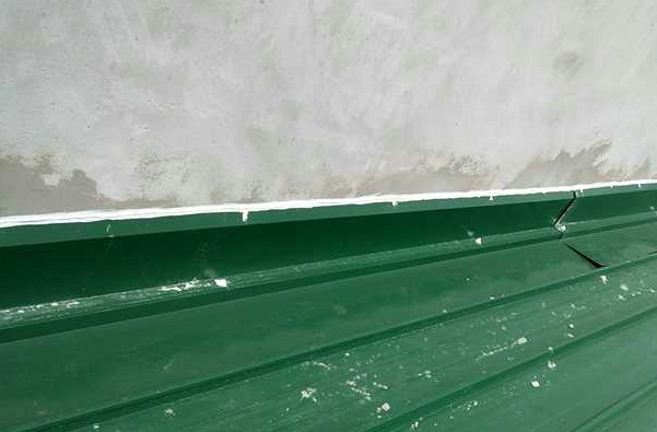 Chống thấm nhà Giải pháp hiệu quả cho khe tiếp giáp giữa hai nhà